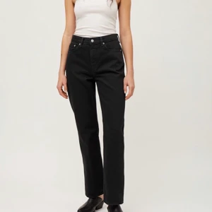 Weekday jeans voyage  - Weekday jeans i modellen voyage. Storlek W26 L30, innermått: 74 cm, midjemått: 72cm. Byxorna är använda, i bra skick men urtvättade (syns på andra bilden, det är som ett spräckligt mönster men det kanske går att färga dem i tvättmaskinen)😋