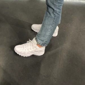 Sneakers  - Helt vita Nike P-6000 sneakers köpta för 1200kr. Använda max 3 gånger och de är nästan som nya. Säljer för 650kr. Kan skicka dem, frakten kostar 50kr💕💕
