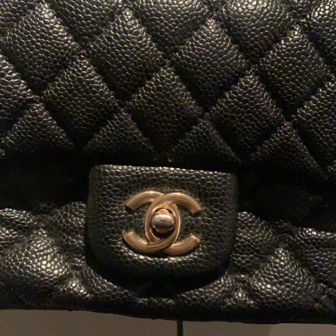 Chanel handväska, har andvänts några få gånger! Jätte ren och perfekta väskan💕 - 90