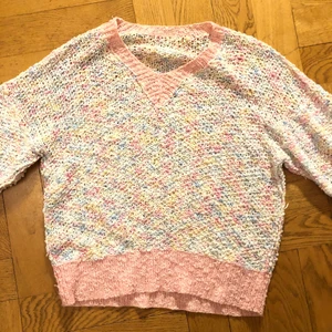 Sweatshirt - Jättesöt pastellfärgad stickad sweatshirt (svårt att få med färgen på bilden). Sparsamt använd, säljer pågrund av att jag inte använder jätte mycket. Frakt på 44kr💖