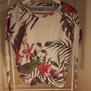 Blommig tröja från lager 157  - Blommig tröja från Fabulous (lager 157) i fintskick! storlek: XS Direkt pris: 30kr Skriv buden till mig privat eller kommentera på bilden! Buda med minst 5kr varje gång ✨(Alla bud är välkomna) Köpare står för frakten (Du bestämmer vilket paket så länge det uppfyller vikt och storleks kraven)
