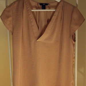 Ljus rosa blus från H&M  - LjusRosa blus från H&M i fint skick! storlek: 36 Direkt pris: 25kr Skriv buden till mig privat eller kommentera på bilden! Buda med minst 10kr varje gång ✨(Alla bud är välkomna) Köpare står för frakten (Du bestämmer vilket paket så länge det uppfyller vikt och storleks kraven)