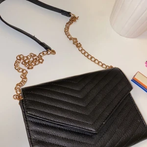 Väska!! - Svart axelväska🖤🖤🖤