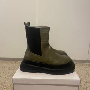 Supercoola gröna chunky boots från märket Ego (UK). Skorna är endast testade och jag säljer de för att de var för små för mig. Buda över 350kr (frakt tillkommer) eller köp direkt för 400kr + frakt!🥰 Kontakta för fler bilder✨