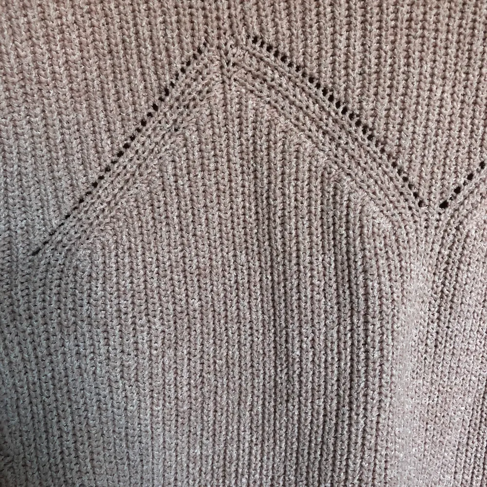 Gammelrosa stickad tröja från H&M trend med fina detaljer och öppen rygg. Lös passform. Mycket bra skick. . Stickat.