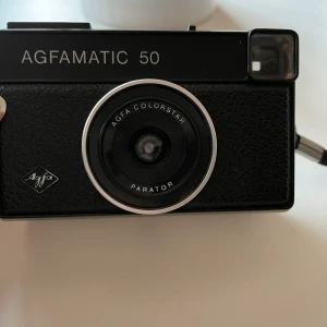 Kamera  - Fin gammal kamera som fungerade senast jag använde den. Det kommer en lite väska till