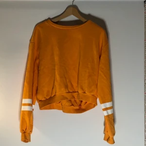 Collegetröja  - Orange Collegetröja från HM. Storlek L ( skulle säga att den är S/M). Aldrig använd💗 Kunden står för frakten 