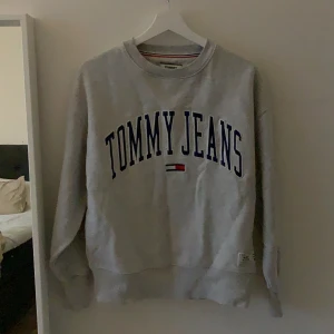 Tommy Hilfiger Sweatshirt S - Skitsnygg sweatshirt i storlek S, köpt från Urban Outfitters för 3 år sen. Välanvänd men ser helt ny ut! Nypris: 900kr