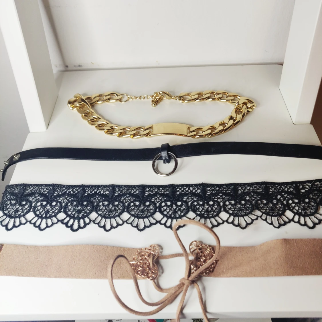 chokers I olika motiv och material - 90