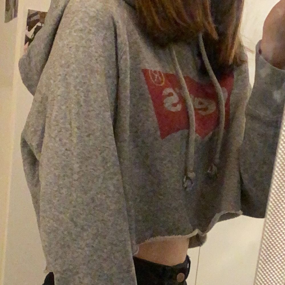 säljer min jätte fina levis hoodie som jag klippt själv till en croppad tröja, Säljer pågrund av att den tyvärr inte kommer till användning längre. Vid intresse eller fler bilder kan du höra av dig privat till mig, även om du vill diskutera pris. . Toppar.