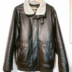 Läder jacka  - En läder jacka, har använt bara 1-2 gånger? Ser ut helt nya, varmt för vintern 