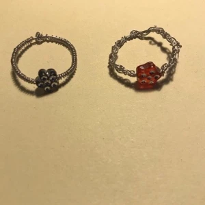 Blomm ringar - Härliga blomm ringar. Finns i röda, silvriga & har även rosa blommor:) storleken kan jag ändra på beroende på vilken storlek den som vill köpa har
