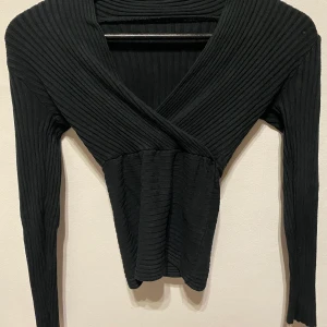 Åtsittande tröja  - Snygg svart åtsittande tröja. Stretch. 