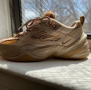 NIKE TEKNO SKOR - I färg beige och ljus brun. Storlek 39, oanvänd. Använde skorna som dekoration i hemmet, köpta för 2300 (230$) i en vintage affär i USA. Kvitto och paket borta dock. Kom med bud! Skriv för mer bilder.