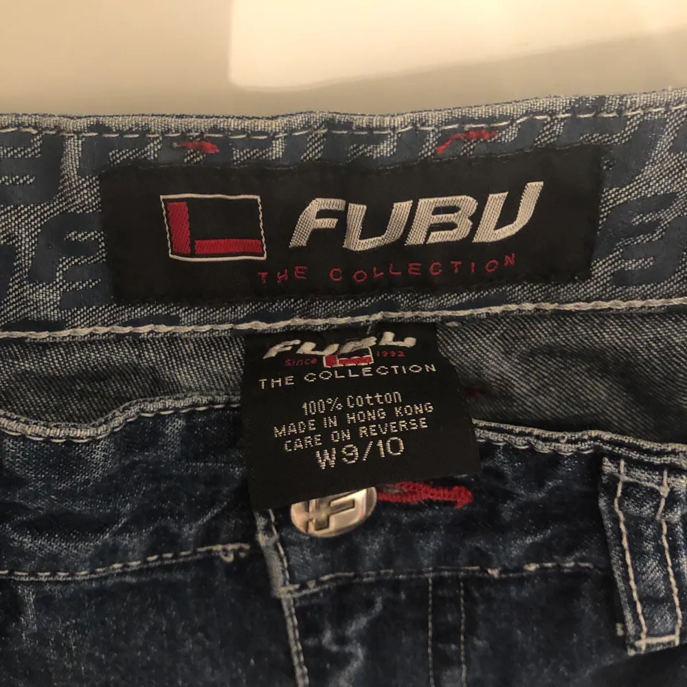 Jätte fina wide jeans från Fubu jättefint skick💕kan inte använda för att de är förstora för mig 💖skriv om ni vill ha bild på mig med jeansen på💓. Jeans & Byxor.