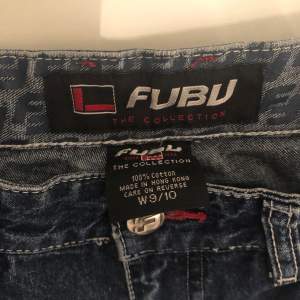 Jätte fina wide jeans från Fubu jättefint skick💕kan inte använda för att de är förstora för mig 💖skriv om ni vill ha bild på mig med jeansen på💓