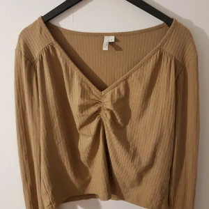 NLY topp XL - Fin beige topp från Nelly. Använd  1 gång i fint skick. Djur finns i hemmet. Fraktpriset är ca pris 