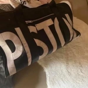 ELLY PISTOL BAG  - Snygg och stilren träningsbag eller resebag. Användbar till alla tillfällen! 