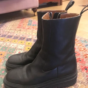Zara stövlar läder  - Zara stövlar i svart läder storlek 41.  Köparen står för frakten 