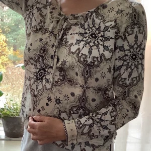 Odd Molly blus stl 1 - Långärmad blus i viskos stl 1 passar 36-38 beige, grå, svart, lite rosa, vackert fall, sitter skönt på utan att strama, faller snyggt. Sparsamt använd. Försiktigt tvättad i tvättpåse.