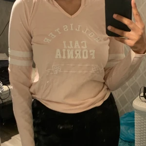 Långärmad tröja - Långärmad tröja i tunt och svalt material från Hollister, ljusrosa och strl M, passar mig med strl S!! Bra vid träning osv, OBS!! GRATIS FRAKT