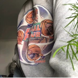 vintage sweater - (LÄGGER UT IGEN PGA OSERIÖS KÖPARE) Lite slitet tryck, men ändå super fin. Köpt förra vintern men har tyvärr bara legat i garderoben på sista tiden:( Sitter väldigt oversized på mig som har XS. Har en liten fläck på högra armen, kan skicka bild på den isf. Köpare står för frakt, budgivning ifall flera är instresserade💖  BUDA I KOMMENTARERNA