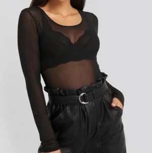 NA-KD Mesh Top - Säljer nu min långärmade svarta mesh top från NA-KD i storlek XS. Använd endast 1 gång. Toppen är i väldigt bra skick! Toppen är i stretchigt material! Säljes för att den inte kommer till användning. Skriv vid frågor🥳