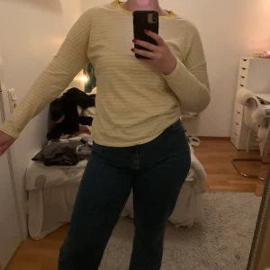 Tröja från bikbok - En gulvitrandig långärmad tröja i strl M, köpt ifrån bikbok för cirka 2 år sen och knappt använd. 