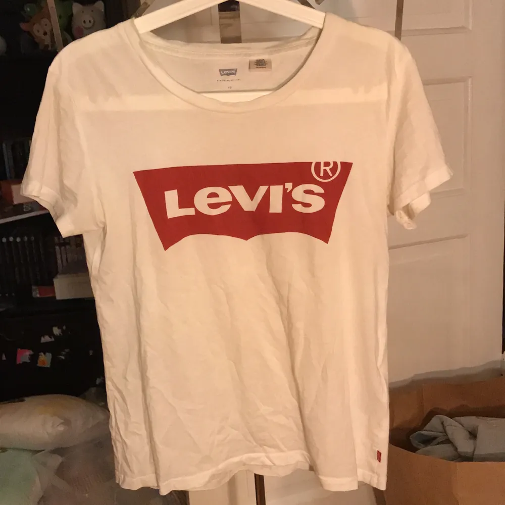 En basic Levi’s tröja köpt på Carlings. Storlek XS . Använd men i fint skick. Frakt tillkommer.. T-shirts.