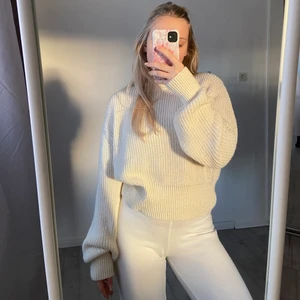 Superfin stickad tröja - Superfin vit stickad tröja från NA-KD, den är i storlek XS men den är stor i storleken så den passar även S och M, jag har S vanligtvis och man ser ju hur den sitter på mig! Frakt på 55kr tillkommer, skriv vid frågor❤️