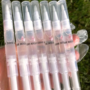 Nagelolja - Nagelolja gjord av 100% naturliga ingredienser som ger starkare naglar vilket leder till dom att växer snabbare. Återfuktar och motverkar torra och trasiga nagelband! Doft: jordgubb💗✨  Användning: Applicera lagom mängd på nagelband och naglar. För bästa resultat, använd en gång om dagen och massera in oljan. 100% vegansk 🌱   Pris: 40kr + 12kr frakt 