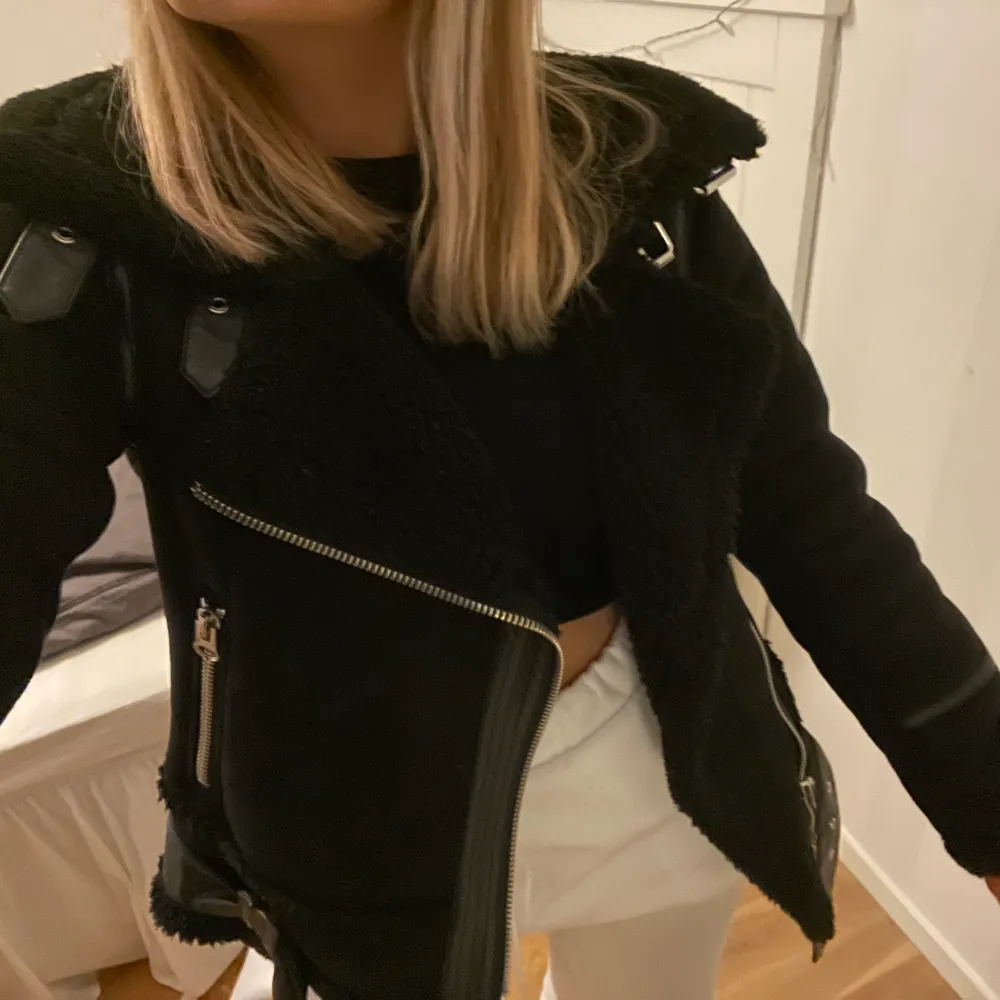Säljer nu denna fina jacka köpt ifrån Zara förra året. Mycket fint skick och super skön men även varm nu till vintern!!💓Nypris 600, säljer för 300kr, kan skickas fler bilder!!. Jackor.