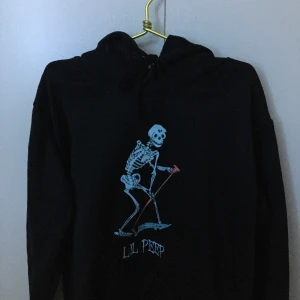 Hoodie - Skitnsygg lil peep hoodie *INTE ÄKTA*. Helt ny säljer då den är lite förstor i storleken på mig. Köptes för 380kr och säljer för 166kr