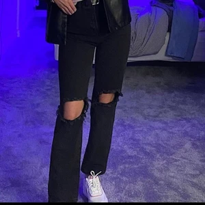 Svarta jeans storlek S - Svarta jeans från prettylittlething i storlek S, 200kr plus frakt🖤🖤
