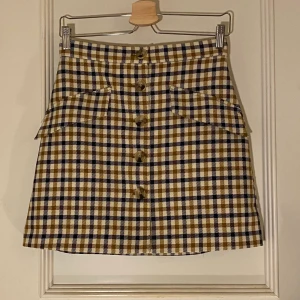 rutig minikjol - kjol med knappar i fram som går att öppna, men fake fickor. h&m har små storlekar i midjan så tänk på det!!