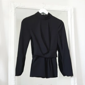 Svårt Zara blus XS - Färg: svart.  Strl: XS.  Blus från Zara, klassisk och stilren med fina detaljer som ger fin figur. Använd vid ett tillfälle. Bra skick.  Kommer ej till användning och stor garderobsrensning pågår!