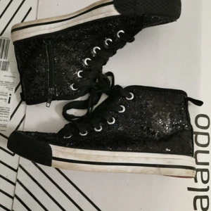 Converse svarta glitter sneakers - Unika supersnygga och oanvända svarta glitter sneakers converse mid. Custum made. Aldrig använda så splitternya i kartong. Kan mötas i stockholm  eller frakta varan då köparen får betala frakten. Blir det många svar så blir det budgivning eller köps direkt för 350.