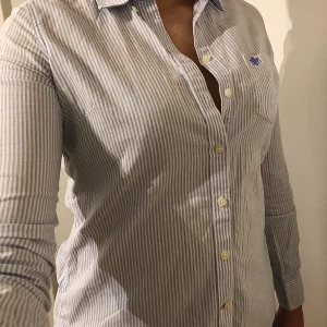 Blårandig Morris skjorta  - Blårandig skjorta från Morris 👔 Super bra passform & skjortan är figursydd. Säljer för att jag rensar garderoben från kläder jag inte använder ✨