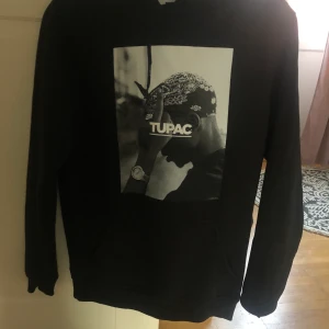 Tupac Hoodie - En 2pac hoodie från junkyard. Köpte den för 599kr. Fint skick. Storlek S. Priset kan diskuteras vid snabb affär. Kan mötas upp eller frakta den. Köparen står för frakten 