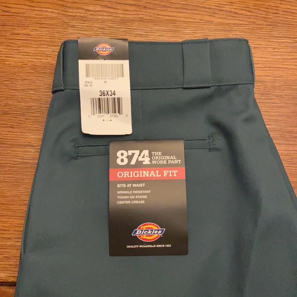 Aldrig använda dickies byxor i grön/blå färg. Fel storlek, därför dom aldrig är använda. Midja 36, längd 34. . Jeans & Byxor.