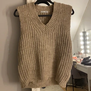 Design By Si väst  - Snygg väst från Design By Si, i nyskick. Nypris är ca 400 kr. Möts upp i Göteborg, annars tillkommer frakt på 63 kr (spårbart) :)