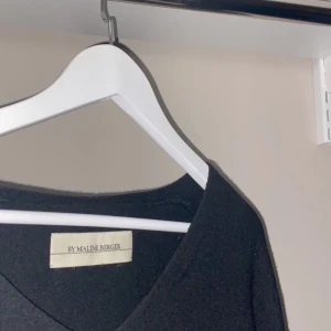 Svart Malene Birger tröja, strlk S/M - Köpte denna för 2000kr för något år sedan. Super fin tröja som värmer och har bra kvalitet. Den har även slits i armarna och midjan. 
