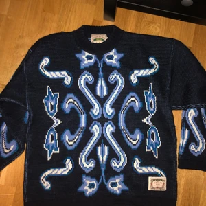 Stickad tröja - Vinterns mysigaste stickade tröja! Den är i ett material som inte sticks utan är bara mysigt. Om du har frågor eller så är det vara att skriva <3 :)