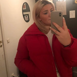 Jacka, storlek 42 - Jag säljer den här jätte snygga röda dunjackan då den inte kommer till användning, den är i ett bra skick och den är väldigt skön då den är lite tjockare. Köparen står för frakten!
