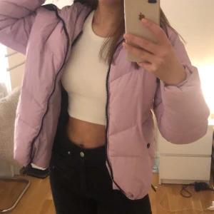 Vinterjacka - En blandning av ljuslila och ljusrosa vinterjacka, väldigt tjock och varm så den passar perfekt nu till vintern! Från River Island i storlek S men den funkar nog för storlekarna XS-M också :) går att justera i botten, luvan har också svart päls i sig vilket gör den extra varm 💕😎✨