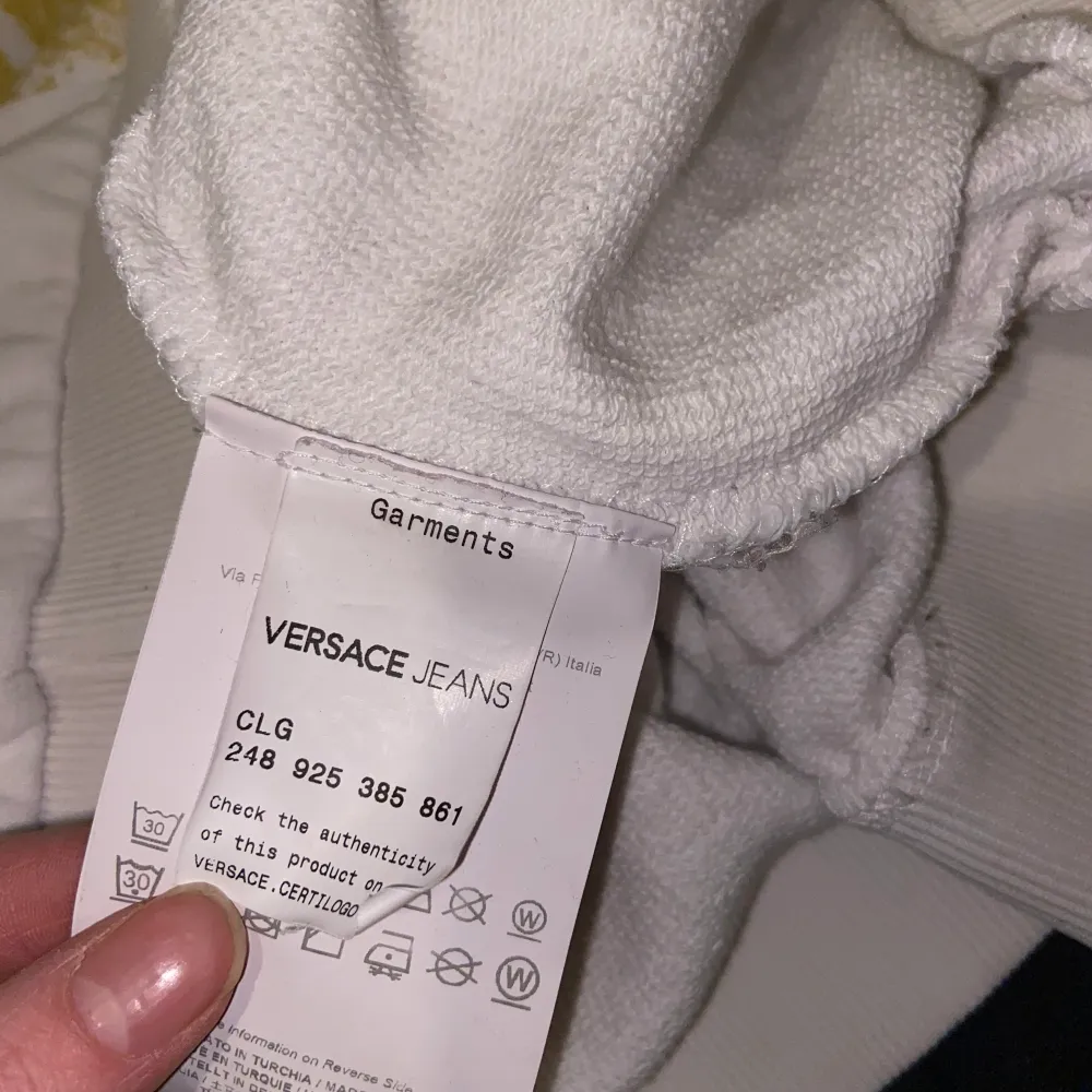 Äkta Versace tröja som nästintill är oanvänd, använd max 3 ggr så den är som ny! Strl L . Tröjor & Koftor.