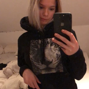 The cool elephant Hoodie, ”Leo”🤍🖤 - Jätte fin Hoodie från the cool elephant, sparsamt använd💘xs men passar s,, ordinarie pris 600kr, passar till ALLT🖤 skriv till mig vid intresse🤍🤍