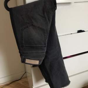 Snygga gråa jeans med mörkgråa ränder på sidorna i stretchigt material och hög midja. Säljer pga för stora