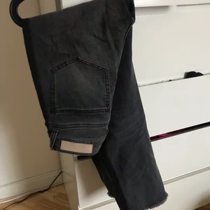 Hunkydory jeans - Snygga gråa jeans med mörkgråa ränder på sidorna i stretchigt material och hög midja. Säljer pga för stora