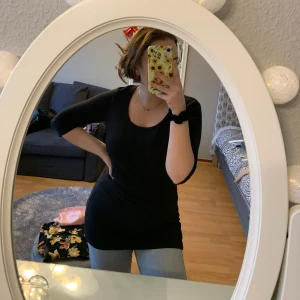 Jättefin klänning/oversized tröja!🦋 - Säljer en jättefin, mjuk tröja/klänning som tyvärr bara tar plats i garderoben numera! Storlek M💫